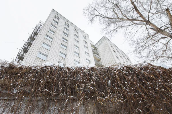 Bau eines Studentenwohnheims im russischen Industriegebiet, bewölkter Wintertag — Stockfoto