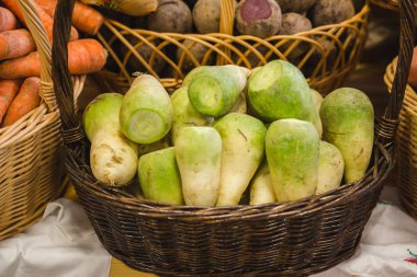 Tarım Market sepetinde yeşil şalgam