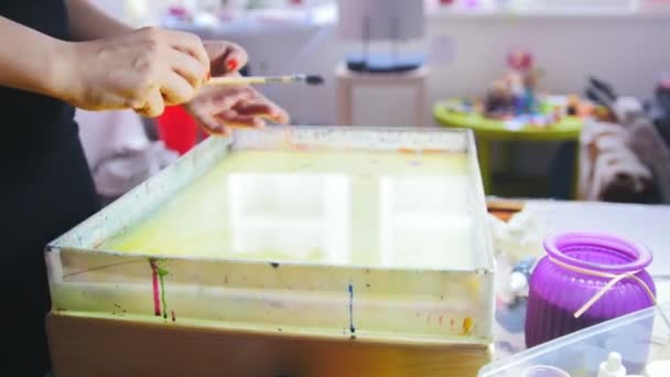 Processo di pittura - gocce di vernice viola su sfondo giallo - donna attinge acqua nelle tecniche d'arte Liquid Ebru — Video Stock