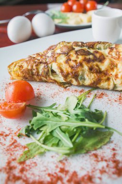 Omlet kiraz domates ve yeşillik, restoranda kahvaltı