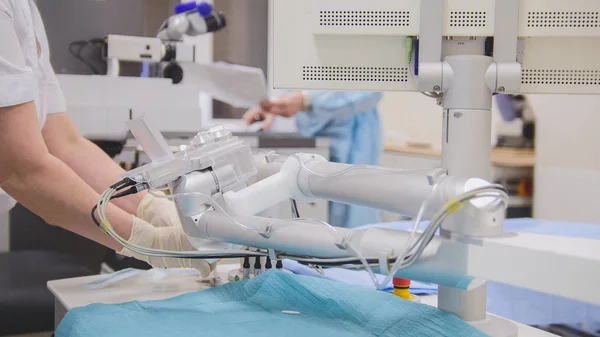 Cirujanos y anestesiólogos se preparan para la cirugía en quirófano - oftalmología — Foto de Stock