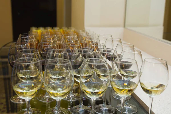 Weingläser - Catering bei der Pressekonferenz — Stockfoto