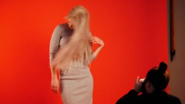 Kokteyl için fotoğrafçı - moda sahne arkasında poz içinde yakışıklı genç kadın