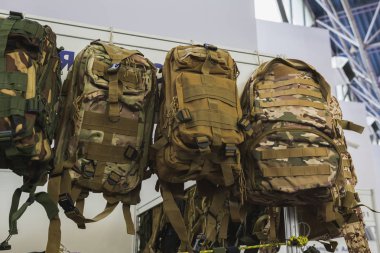 Sırt çantası haki renk deposundaki seyahat