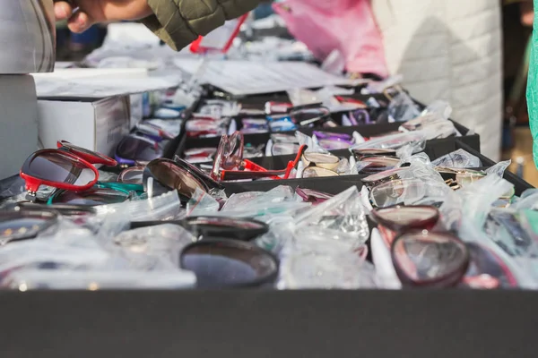 Traficantes de rua ilegais vendem óculos, de perto — Fotografia de Stock