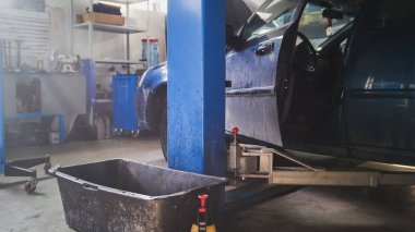 Araba benzin istasyonu - güneşli öğlen havadaki toz parçacıkları float