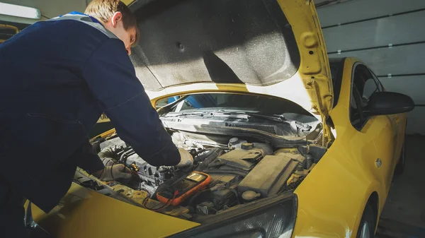 Arabayı hizmetindeki - motor bölmesi içinde tamir mekanik Kafkas — Stok fotoğraf