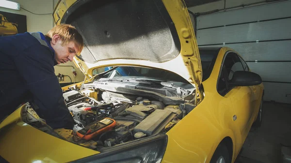 Mecánico en el servicio de automóviles - reparación en el compartimento del motor — Foto de Stock