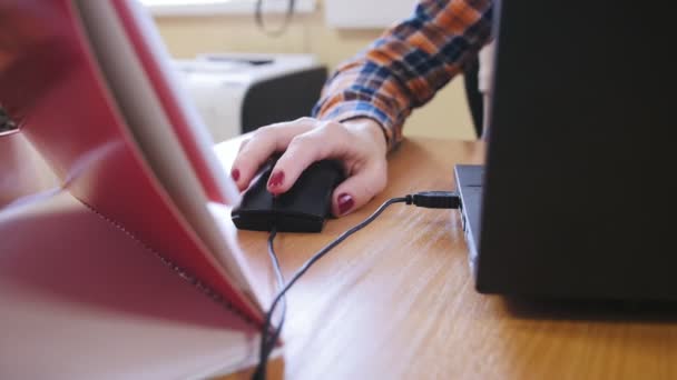 Жизнь в офисе - женская рука с помощью компьютерной мыши — стоковое видео