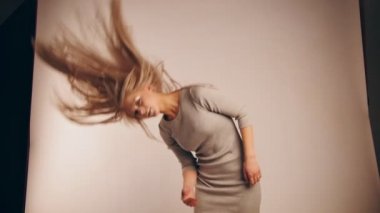 Fotoğraf stüdyosu, çekici model kızın akan saç yavaş hareket