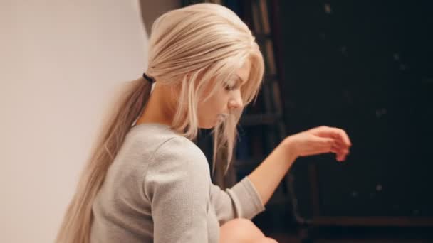 Modelo rubia posando para fotógrafo en el estudio — Vídeos de Stock