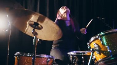 Genç rock müzik - tutkulu cesur kız perküsyon davulcu gerçekleştirmek müzik yıkmak