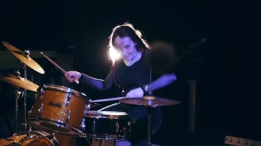 Siyah akan saç - güzellik kız oynar davul rock garajda, ağır çekim