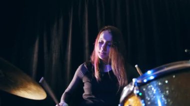 Gece club müzik - şehvetli şık kız perküsyon davulcu gerçekleştirmek kaya