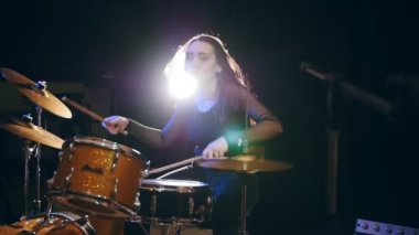 Kız rock müzisyen-erkek davulcu, görünümünü yakın ağır çekim