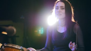 Cesur kız davulcu Garage - rock grubu siyah saçlı