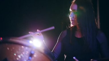 Sevimli genç kadın baget ile çalış - performans, rock müzik, yavaş hareket davul