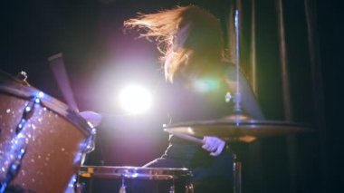 Hard rock müzik - gerçekleştirme aşağı davul break - çekici kız akan ile saç, ağır çekim