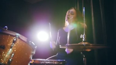 Tutkulu kız rock yapmak, ağır çekim davul-