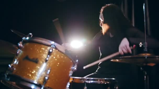 Rock Girl Percussion Drummer performt mit Schlagzeug, Zeitlupe