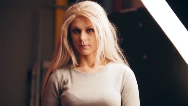 Jeune mannequin femme blonde posant pour photographe - fashion backstage — Video