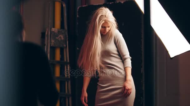 Atrakcyjny blond modelki w studio fotograficzne - praca fotograf — Wideo stockowe