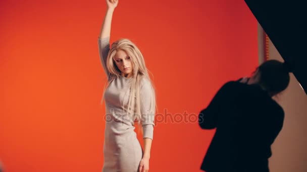 Séance photo en studio professionnel - mannequin femme blonde posant pour photographe — Video