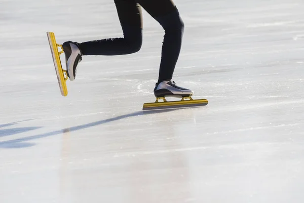 Patins dorés à la patinoire - concept de sport d'hiver — Photo