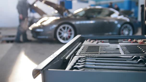 Een set van instrumenten voor reparatie in autodienst vooraan luxe sport — Stockvideo
