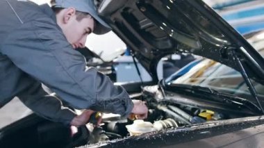 Garajda çalışma - lüks sportcar tamir tulum mekanik