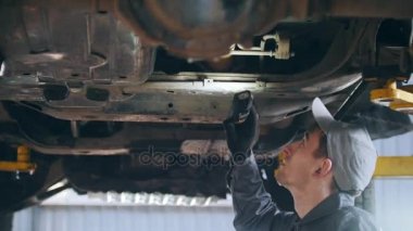 Makinist araba garaj otomobil hizmet alt kontrol ediyor, yakın çekim