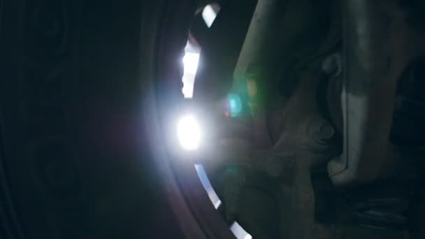 Крупним планом вид на кругле колесо і спалах сонця - Гараж автомобільний сервіс — стокове відео