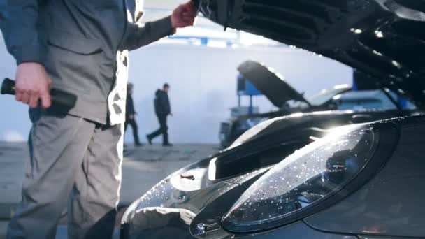 Cappuccio per l'auto sportiva di lusso - meccanico in garage automobilistico — Video Stock