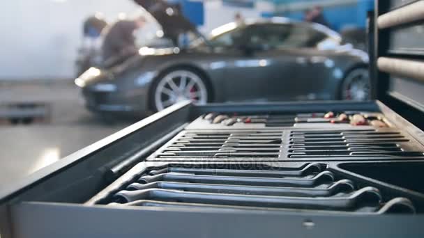Mechanik v automobilové garáži kontrola hood pro luxusní sportovní automobil, jezdec — Stock video