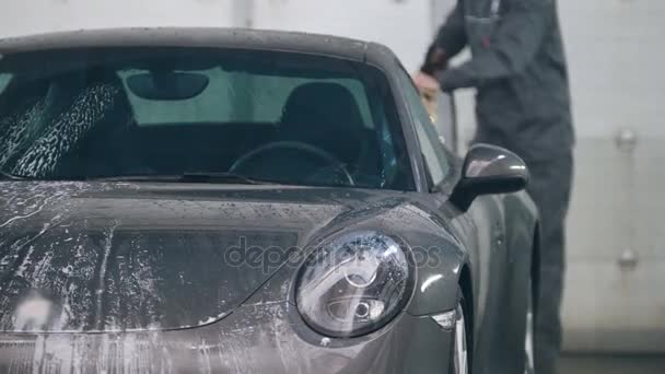 Sabun köpüğü lüks bir spor araba yıkama — Stok video