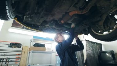 Araba tamiri için otomobil servis garajında kaldırdı, güneşli ışınları backlight - kaymak vurdu