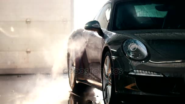 Service automobile - la vapeur de la voiture de luxe lavée dans le froid, contre-jour — Video