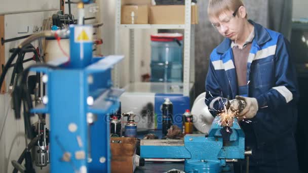 Trabajo manual - trabajador moliendo detalle de metal encordado con una sierra circular - reparación de automóviles, vista de cerca — Vídeo de stock