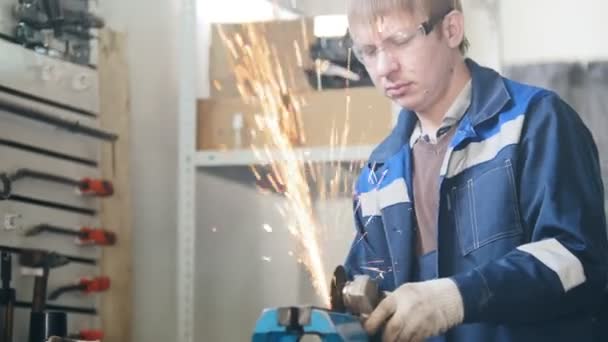 Mecánico en el trabajo - sierra circular brilla cuando el trabajador de molienda detalle de metal hamstrung reparación de automóviles — Vídeos de Stock