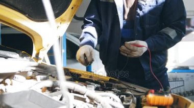 Mekanik Oto Servisi - elektrik bölme için sarı spor araba tamiri