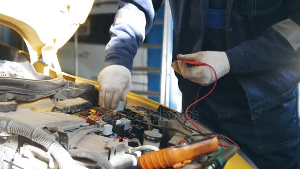 Otomotiv elektrikçi - otomobil servisi teşhis, Araba, küçük işletme'de elektro sigorta geçişi kontrol — Stok video