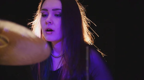 Fille émotionnelle batteur, attrayant jeune femme joue de la batterie — Photo