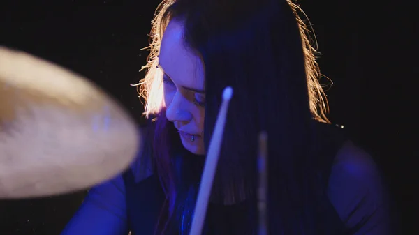 Jovem mulher percussão baterista realizando com bateria — Fotografia de Stock