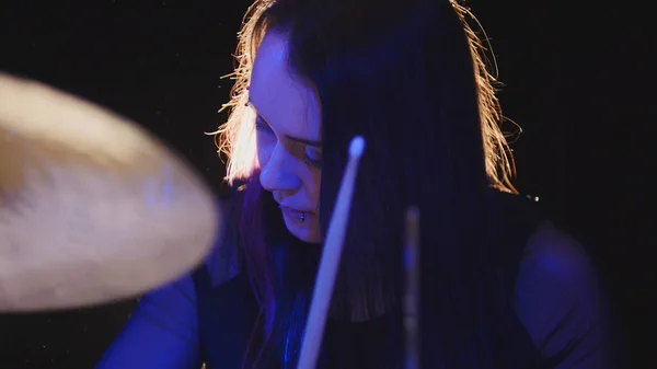 Tambor de percusión mujer joven tocando con tambores —  Fotos de Stock