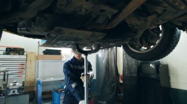 Alt otomobil - arabalar pytanko içinde garaj otomobil Servisi, küçük işletme ayrıntılarını mekanik unscrews