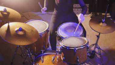 Gece club müzik - şehvetli şık kız perküsyon davulcu gerçekleştirmek kaya