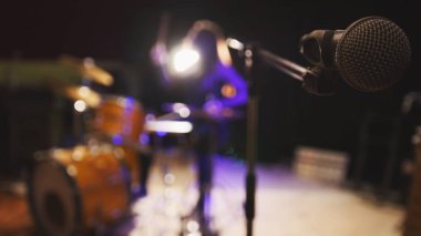 Genç rock müzik - tutkulu kız perküsyon davulcu gerçekleştirmek müzik yıkmak, de-odaklı