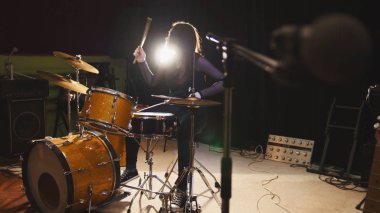 Hard rock müzik - gerçekleştirme aşağı davul break - çekici kız akan ile saç