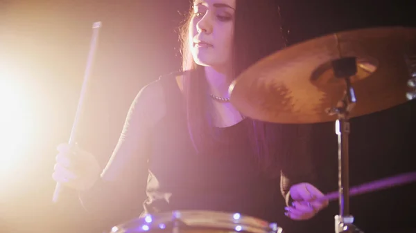 Jovem mulher percussão baterista realizando com bateria — Fotografia de Stock