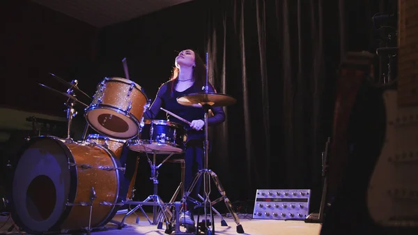 Teen rocková hudba - vášnivá temperamentní dívka perkuse bubeník roztroušená rozdělit — Stock fotografie